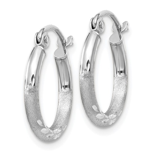 14kt White Gold 5/8in Diamond-cut Satin Hoop Earrings 2mm