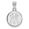 14kt White Gold 1/2in New York Yankees Disc Pendant